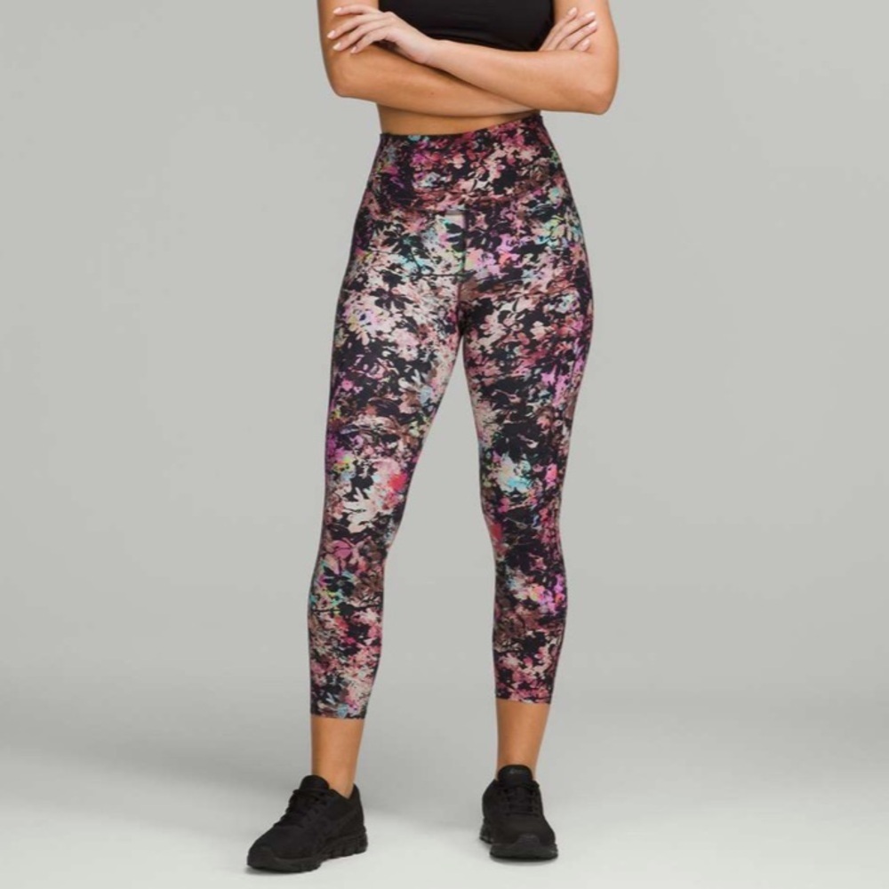 Lululemon Base Pace High-Rise Crop 23"
Stencil Blossom Red Multi